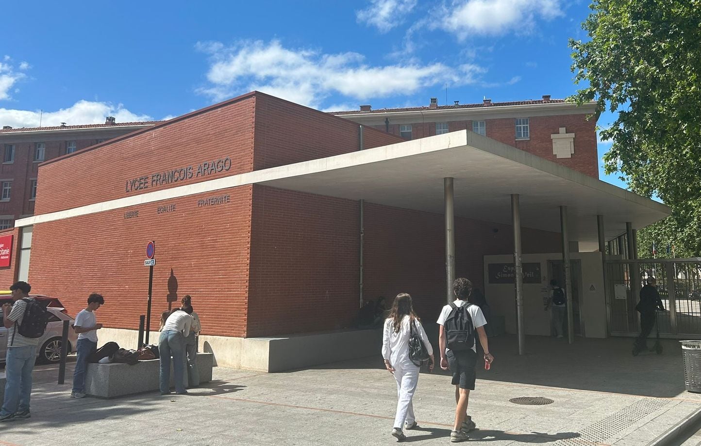 Por favor, no distraigan a los chicos… En el instituto Arago, la búsqueda de “ropa inapropiada” Por favor, no distraigan a los chicos… En el instituto Arago, la búsqueda de “ropa inapropiada”